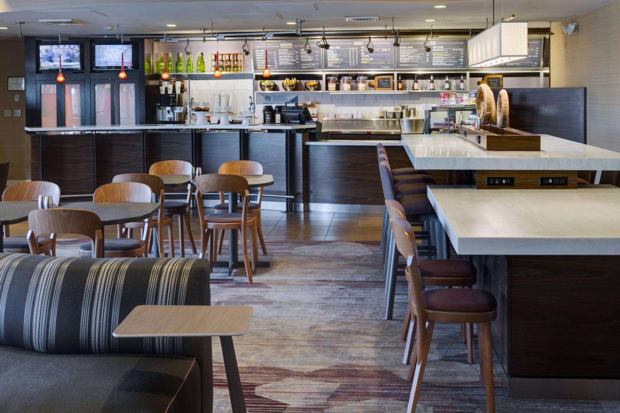 Courtyard By Marriott Providence Warwick Hotel Exterior foto